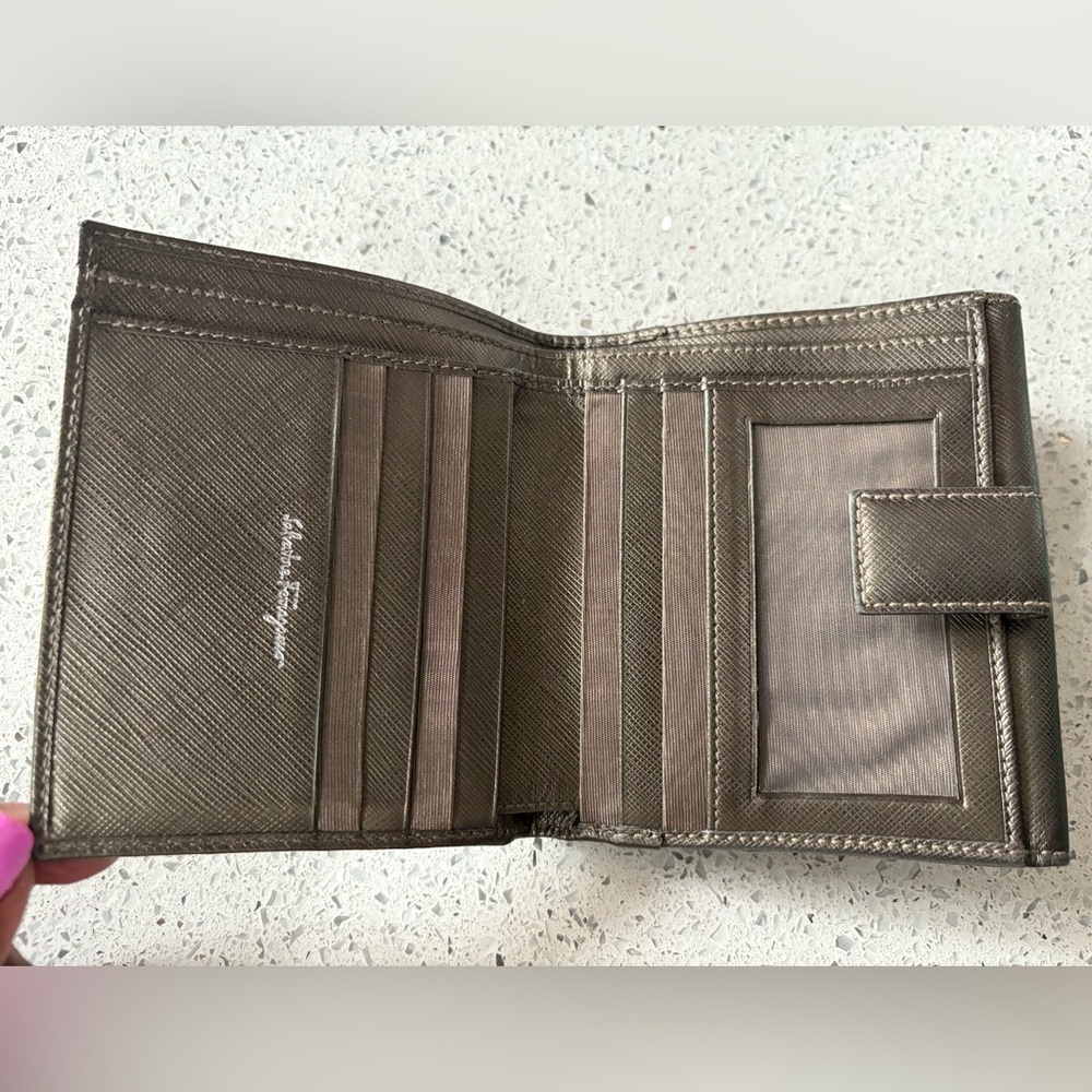 Women’s SALVATORE FERRAGAMO EUC Gold Bronze Metallic Trifold Wallet with Clasp - Picture 4 of 10